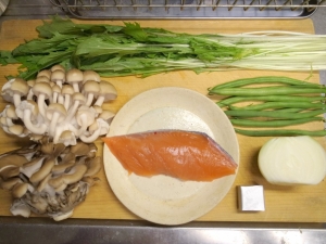鮭、舞茸、ぶなしめじ、インゲン、タマネギ、水菜、バター