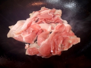 薄く油をひいた中華鍋で豚バラ肉を炒める