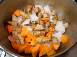 圧力鍋に根菜を入れる