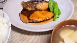 ブリの照り焼き、里芋とインゲンの味噌汁