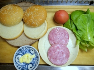 ボロニアソーセージ、トマト、サラダ菜、マーガリン、ハンバーガーバン