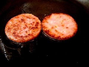 油を薄くひいたフライパンでソーセージを焼く