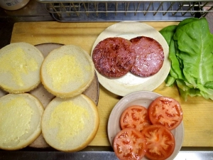 バンはオーブンで軽く焼いてマーガリンを塗る