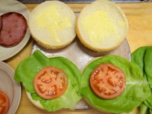 サラダ菜、トマトをのせる