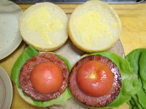 さらにトマト、サラダ菜、そしてバンをのせる