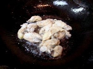 牡蠣を炒める