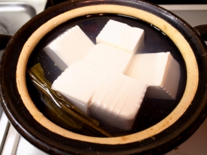 土鍋に水とだし昆布を入れ、豆腐を茹でる