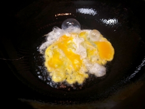 良く熱した中華鍋に卵を入れる