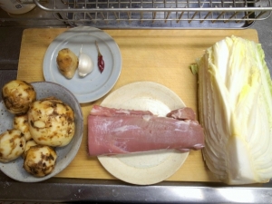 豚ヒレ肉ブロック、白菜、里芋、にんにく、生姜、唐辛子