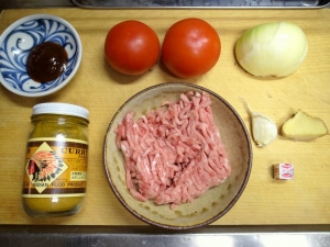 豚挽肉、トマト、タマネギ、ニンニク、生姜、カレー粉、ケチャップ、コンソメキューブ
