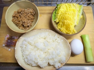 納豆、白菜、長ネギ、卵、ご飯