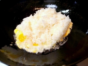 サラダ油を熱し、卵、ご飯