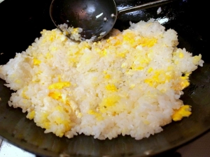 ご飯をほぐしながら炒める