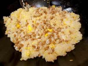 納豆の粘りけがなくなるまで炒める