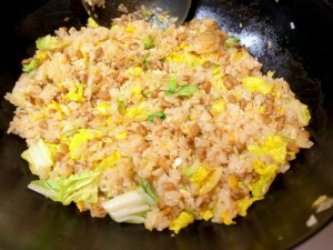 醤油少々を鍋肌から回し入れたら出来上がり