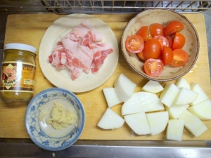 大根は皮をむき厚めに切り分ける
