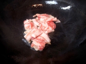サラダ油を熱して豚バラ肉を炒める