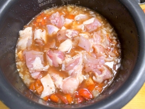 研いだ米２合、鶏肉、タマネギ、パプリカ、調味料を入れて炊く