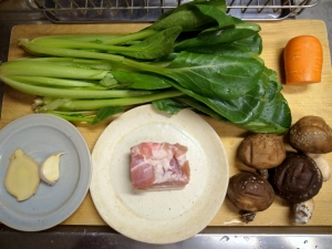 塩豚、小松菜、シイタケ、ニンジン、ニンニク、生姜