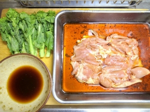 鶏もも肉は、柚子胡椒、醤油、みりん、日本酒につける