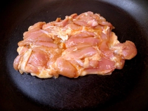 鶏もも肉は皮から焼く