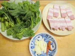 菜の花は洗って半分に切る