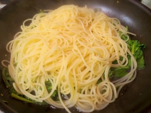 茹で上がったパスタを合わせる