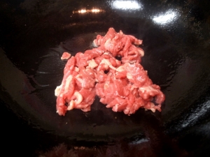 ラードで豚バラ肉を炒める