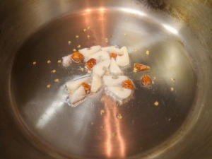 サラダ油にニンニク、唐辛子