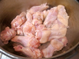 鶏手羽肉を炒める
