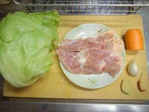 鶏もも肉、レタス、ニンジン、ニンニク、唐辛子、生姜