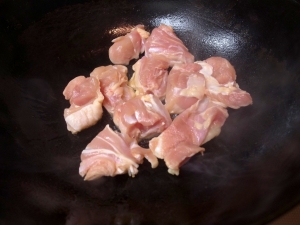 サラダ油を薄くひいて鶏肉を炒める