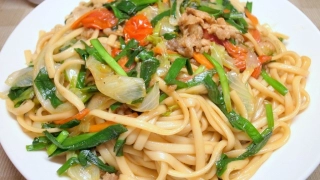 ニラとかレタスなどのエスニック焼きうどん