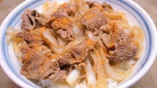 新タマネギでやさしい牛丼