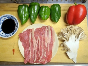 牛肉、ピーマン、パプリカ、舞茸、唐辛子、オイスターソース、醤油