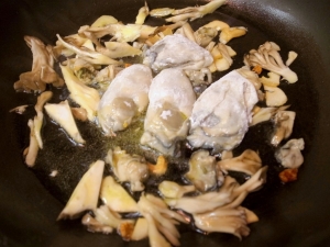舞茸と小麦粉をまぶした牡蠣