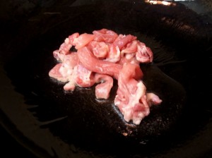 豚肉から炒める