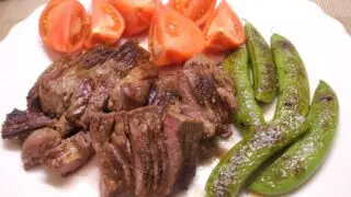 牛タンステーキと焼きスナップエンドウ