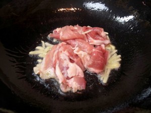 生姜、豚肉を炒める