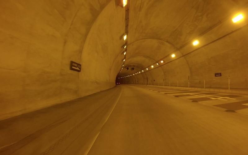 奥多摩湖へ近づくと、いくつかのトンネルを通ることになる