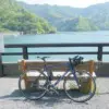 湖畔のベンチでヘルメットを脱ぎ小休止