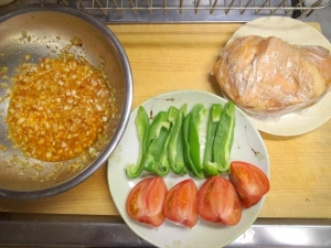 切り分けた鶏もも肉は醤油と生姜に漬ける