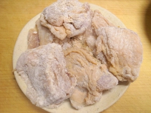 鶏肉に片栗粉をまぶす