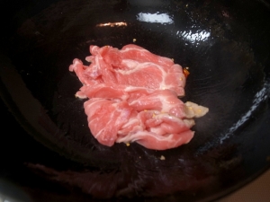 唐辛子と豚肉を炒める