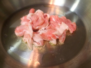 オリーブオイルで豚肉を炒める