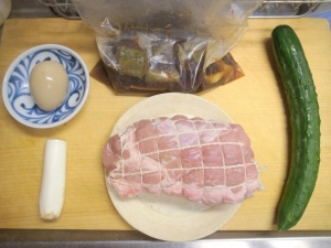 豚肩ブロック、煮豚の漬け汁、味付け卵、長ネギ、キュウリ