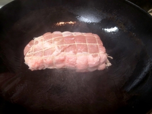 中華鍋で豚肉の表面を焼く