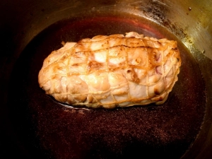 圧力鍋に豚肉と漬け汁を入れる