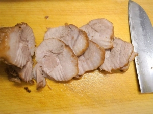 焼豚を切り分ける