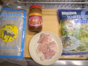 フォー乾麺、鶏もも肉、サラダ、トムヤムクンペースト